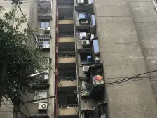 房子是正规三室一厅,户型方正,看房子提前预约