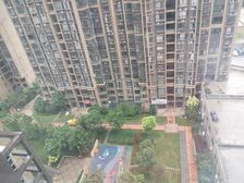 此房满5年,出行方便,户型方正,居住方便舒适