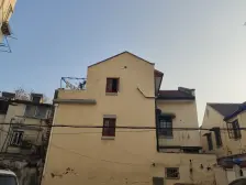 整幢三面临空,有两个停车位,有天有地,南院子南阳台