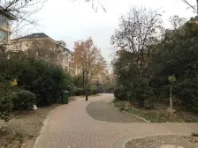 一层带院88平、小区的中间位置、百万装修