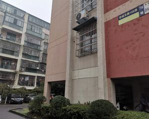 楼梯房得房率高,复式的利用空间大,楼上有个大露台