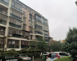 东裕新村B区 二开间朝南 户型方正 交通方便 配套齐全