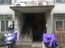 中间楼层+左侧震川+右侧安亭医院,旁边配套便利