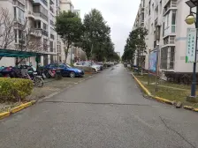 近地铁北门50米 南北户型 低楼层 南临河 带花园