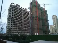 此房满两年,无大税,前后楼无遮挡,采光好,楼间距大