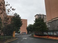 古春苑电梯房大两房出售,采光好,南北通透。