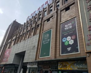 万达旁地铁口位置好,楼下就是商场,出入方便