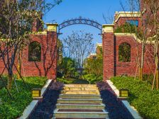 小区房子房龄新,小区环境保持的很好,人文素质比较高