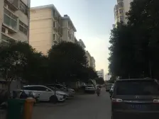 带40平露台,精装修,地铁口,别墅区