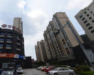 此房为中高层,采光通风没得说,交通也方便,看房方便