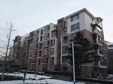 洋房一楼带半地下有南北花园,有新风,新装修未住