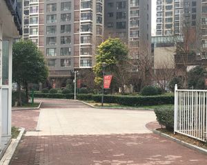 河景房.精装修.带二百平私家露台