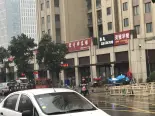 售楼处左侧店铺