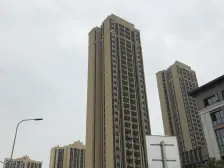 下楼就是公园。龙湖天街。轻轨站,你说好不好