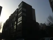 此房是标准一室一厅,市政双气地暖,精装,看房方便。