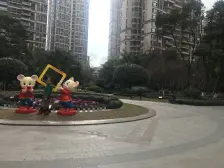 嘉州商圈双轻轨 实木装修 朝南住家安静 交通方便