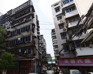 洛阳东路健康小区精装四房太阳光线好