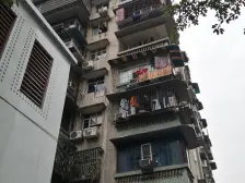 渝中低楼层、大礼堂三房 双轻轨 带阳台 紧挨吧书