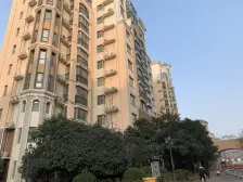 此洋房一楼前后带院子40平左右 带地下室40平 满五唯一