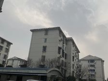 抬头有天的露台,还是两个,房子保养良好,bling的亮