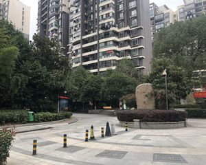 高桥,正地铁口,精装70年产权住宅,一房,好楼层