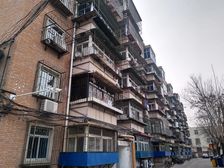 房子是大一室,厅里改了成了两室,没有浪费面积,看房随时