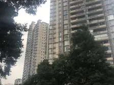 东和春天小区 住家舒适 居家安静。