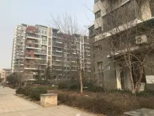 翡翠郡南区精装+三居两卫+地下室+车位+小区中间位置!