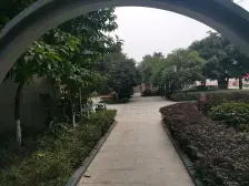 此房业主全款证在手,精装房,业主诚心出售,看房方便