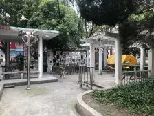 在外打拼给自己一个家 近金山卫站