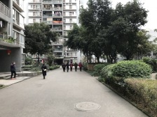 小区门口就是公交站离地铁站400米距离.配套成熟