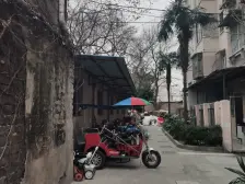 飞机户型+三开间朝南+50平花园+南北院子+区政府分房