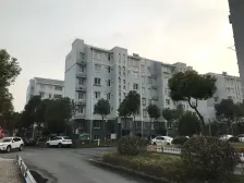 目前小区装修全新的一套,去年装修,大面积可拎包入住