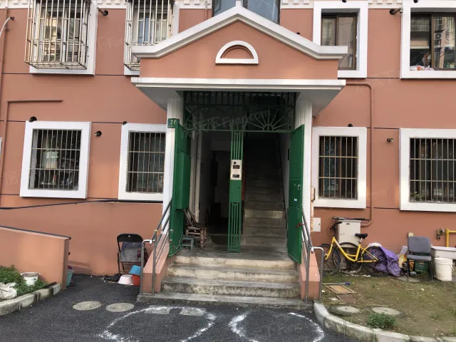 梅花路768弄小区实景图-单元门