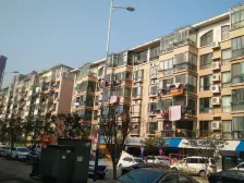 紧邻青山湖畔,出大门是湖滨东路,环境好价格优