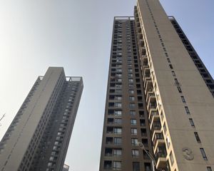 万科一期小三房,近地铁商场,业主诚心出售,拎包入住