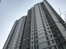 蓝天郡 南北通透,采光好 装修好,环镜优美 近地铁 中间楼层