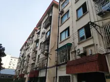 静安区,一楼带天井,房东诚心出售,上下楼方便