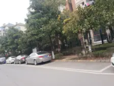 户型方正,复式五房,一楼架空,小区好,房东善