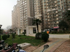 交通便利,配套齐全,居住舒适的湖景房。