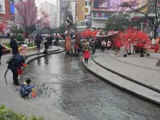 业主诚心出售,价格可以谈。随时看房,交通方便。