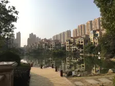 小区处于繁华地段,交通便利,配套齐全