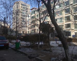 一环地铁口多层顶楼带阁楼南北两室带装修当清水卖