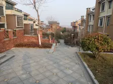 地上三层,一二楼前后带院,有自己的车库