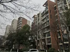 亿城三室,中间出行方便,户型方正,南北两个阳台,诚售