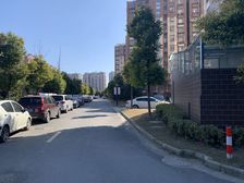 永泰佳园三室两厅两卫毛坯房带车库出售。