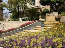 花溪轻轨站旁,联排别墅,带花园带车位!