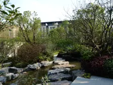 前靠山后临水,在乎山水之间也,小区环境幽静