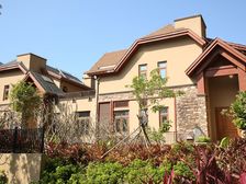 此房是带精装修,朝南,看山风景看花园.