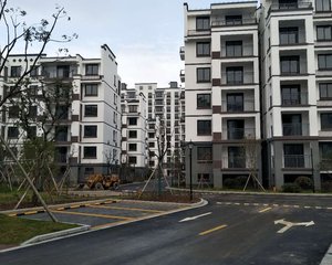 此房是电梯房,户型方正,精装修